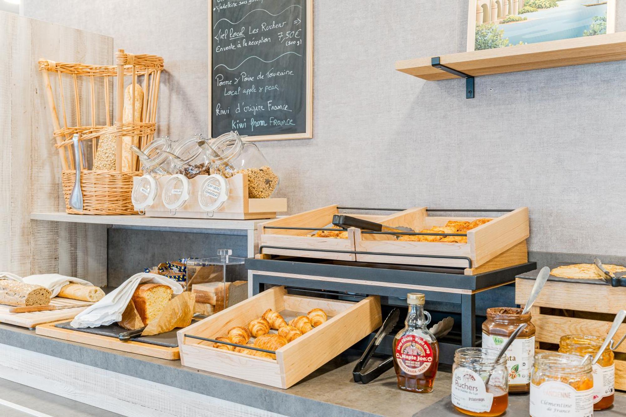 Kyriad Direct Tours Sud - Chambray Les Tours Exterior photo