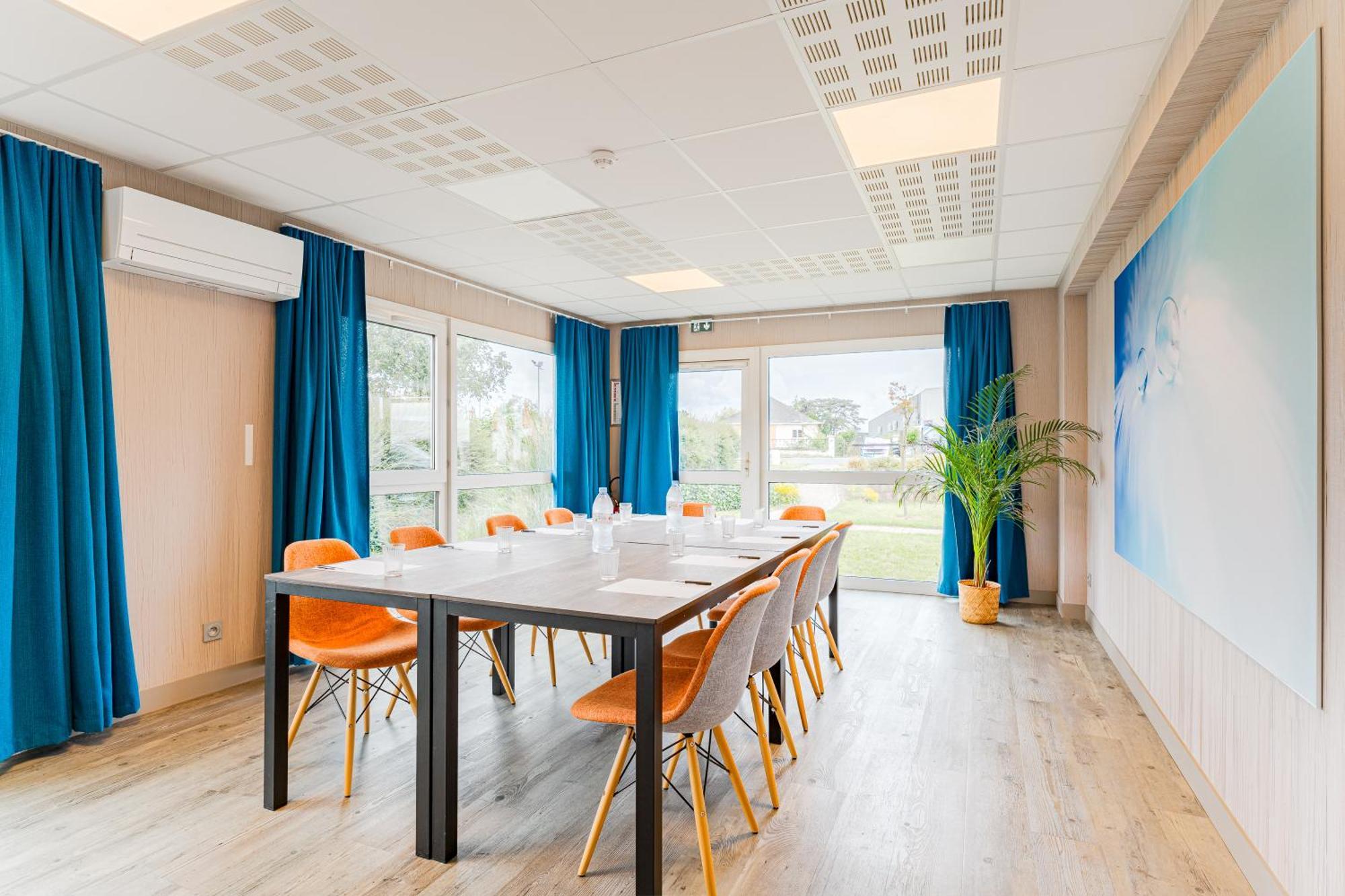 Kyriad Direct Tours Sud - Chambray Les Tours Exterior photo